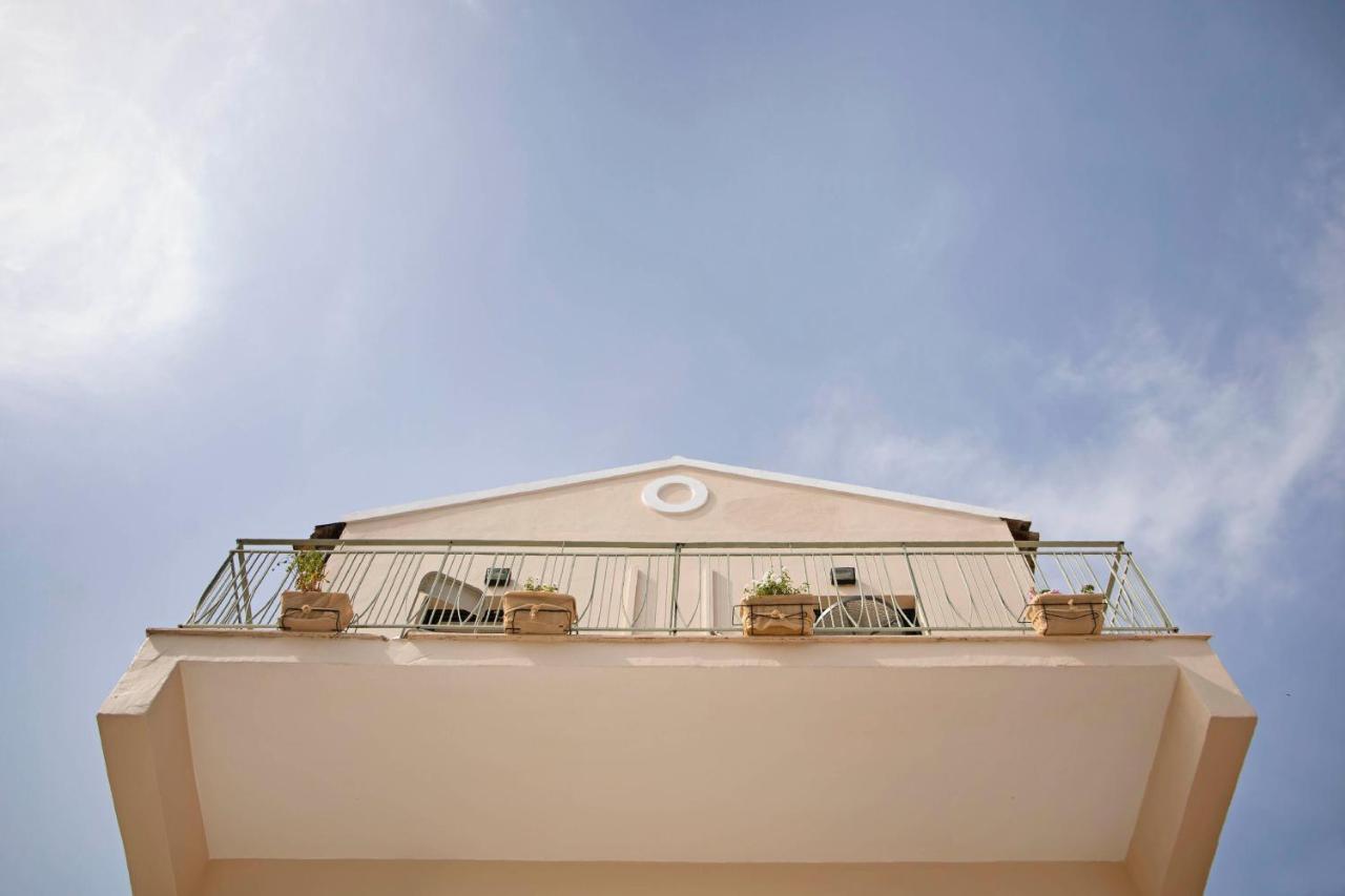 Tune Inn Activity Guesthouse- Over 24'S อิปโซส ภายนอก รูปภาพ
