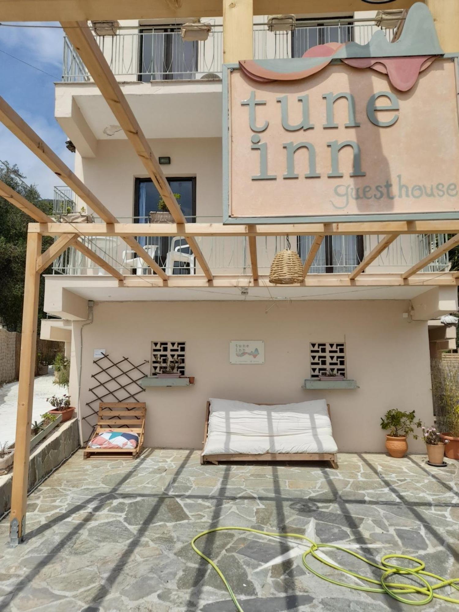 Tune Inn Activity Guesthouse- Over 24'S อิปโซส ภายนอก รูปภาพ