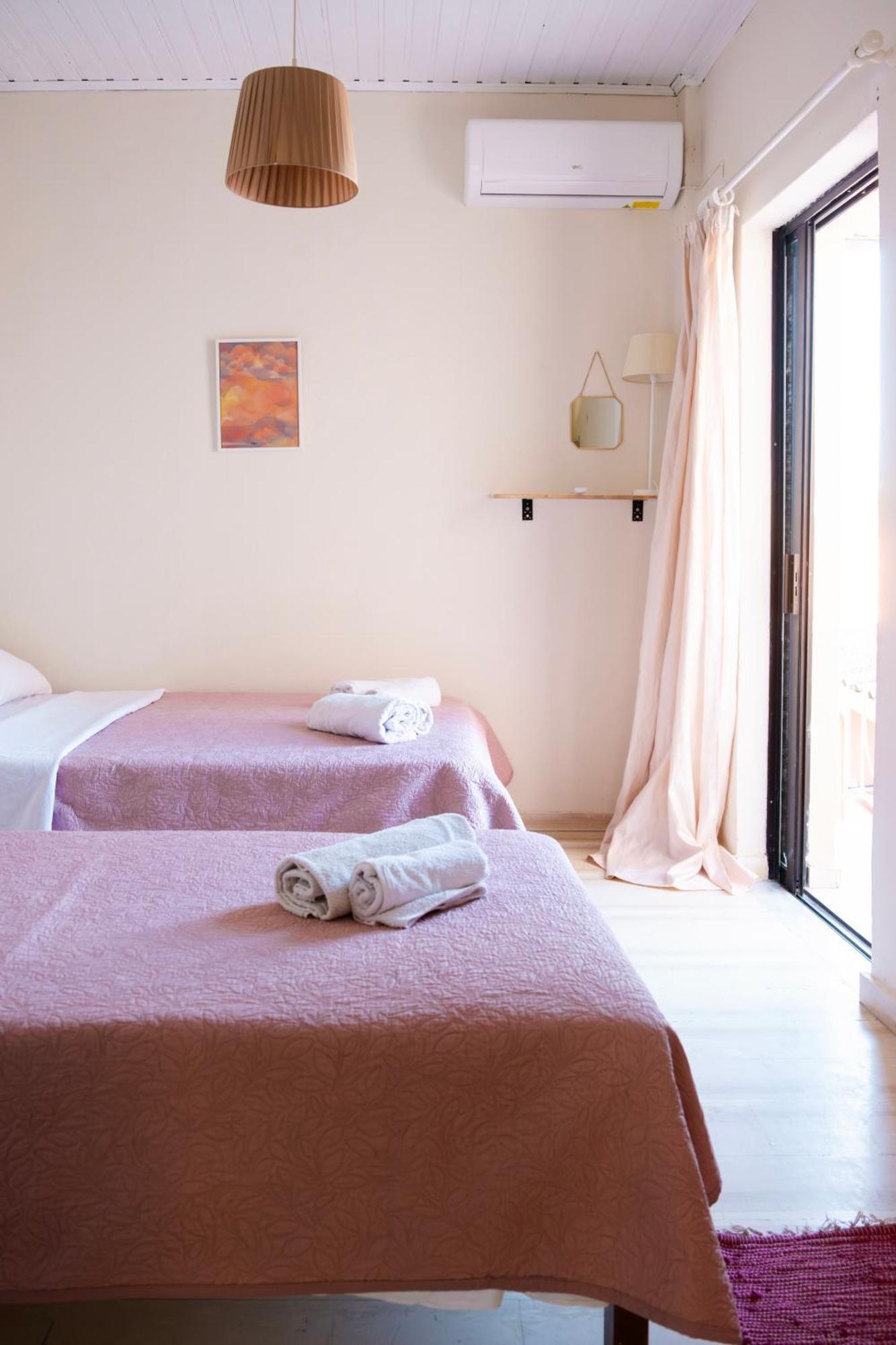 Tune Inn Activity Guesthouse- Over 24'S อิปโซส ภายนอก รูปภาพ