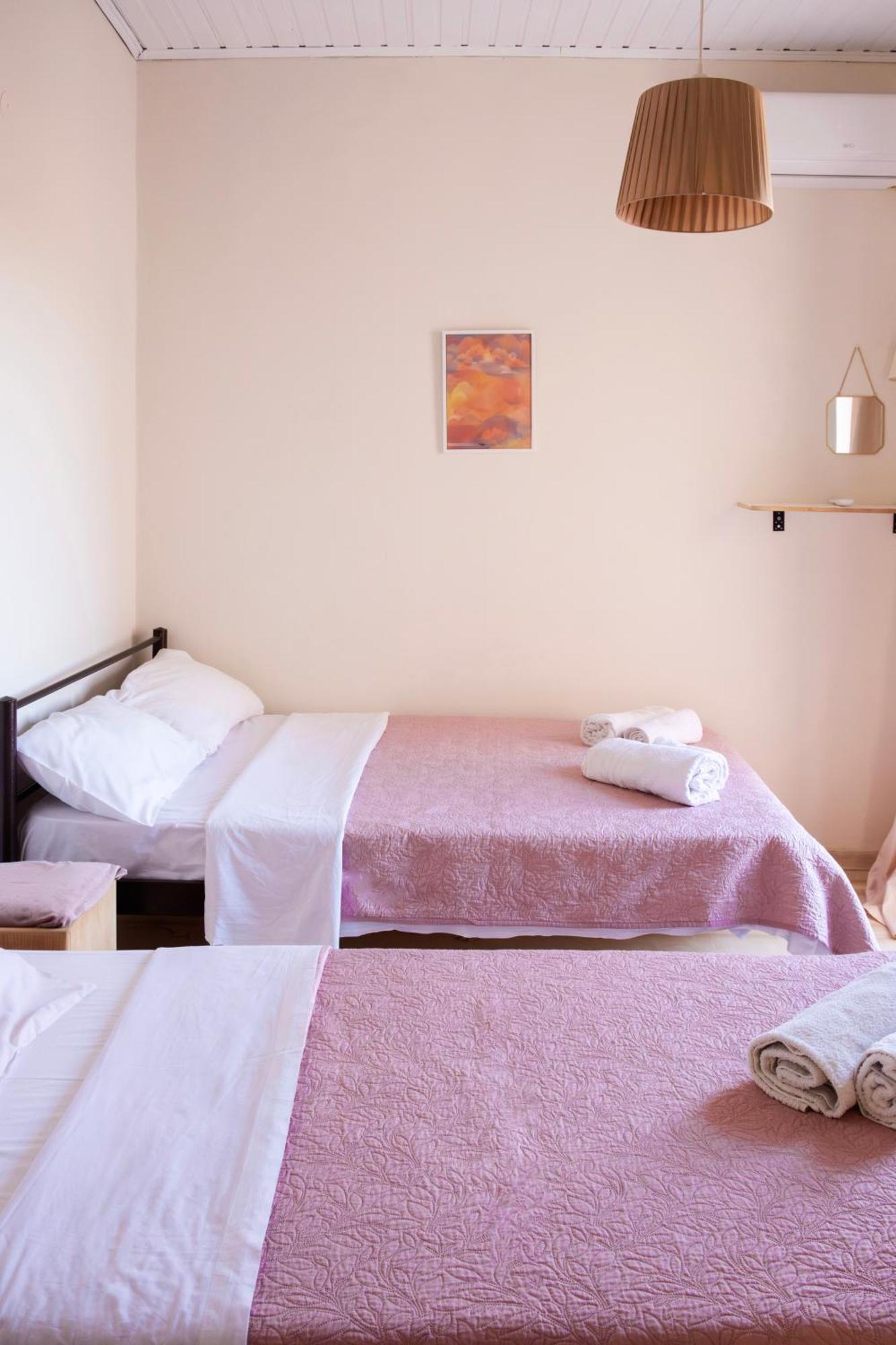 Tune Inn Activity Guesthouse- Over 24'S อิปโซส ภายนอก รูปภาพ